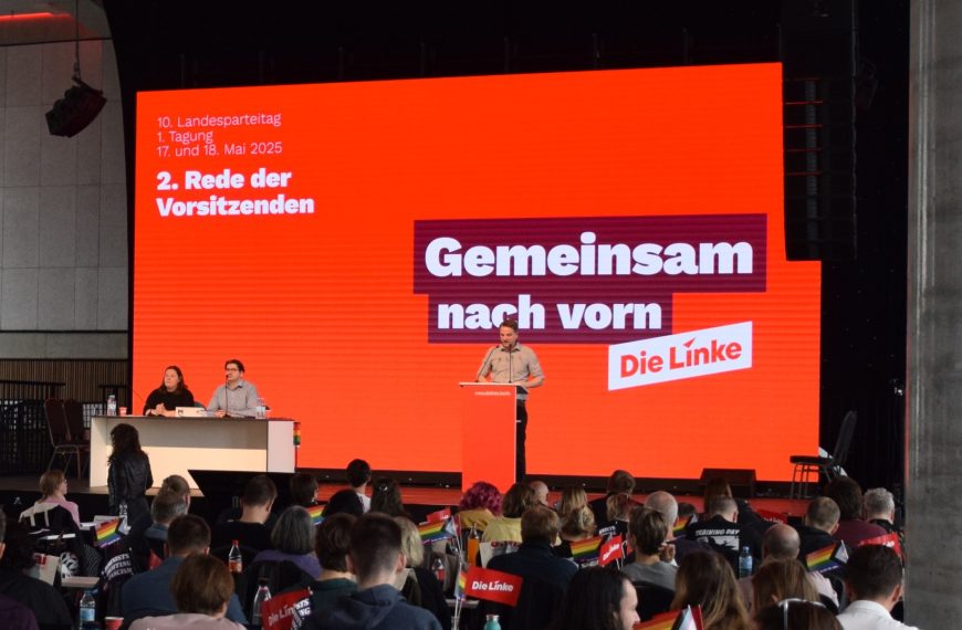 צירים מול הבמה עם הסלוגן "Gemeinsam nach vorn – Die Linke" בוועידת די לינקה בברלין